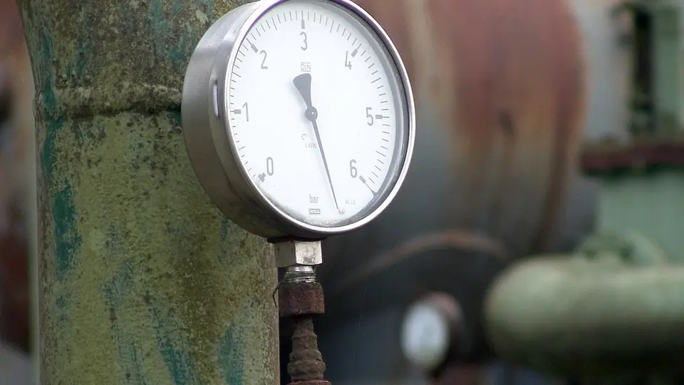 Manômetro analógico instalado em tubulação industrial